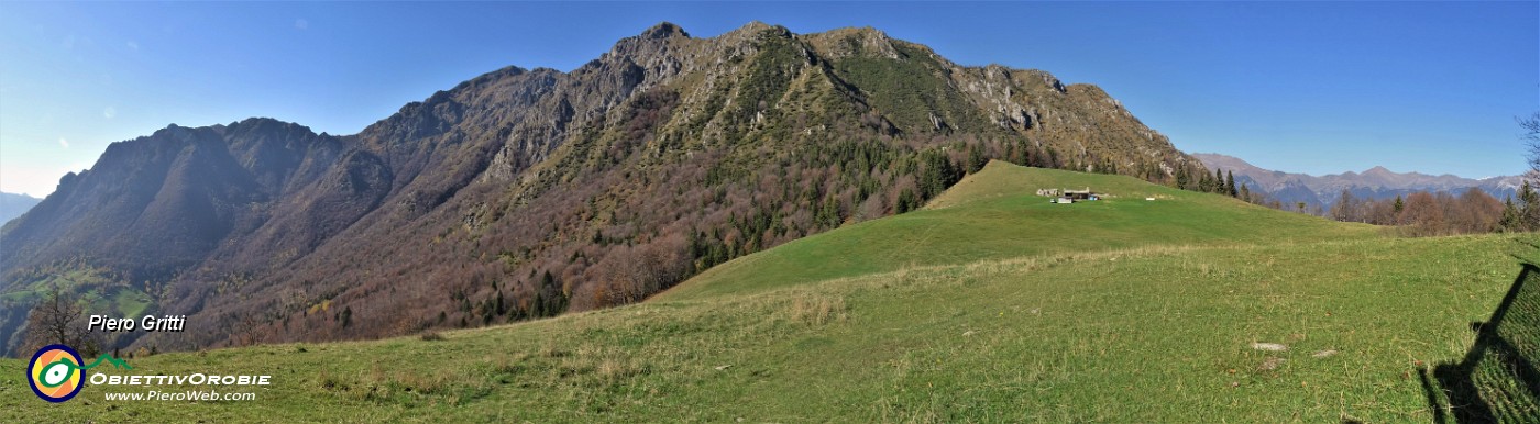 51 Verde pianoro pascolivo di Baita Campo (1442 m) con vista ad ovest verso Cancervo e Venturosa.jpg